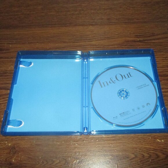 In & Out (Blu-ray Disc, 2021, Canadian) Kevin Kline - Picture 2 of 3